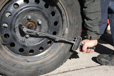 difference between on rim tire change vs off rim tire change image