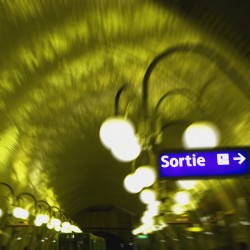 station de métro avec panneau sortie