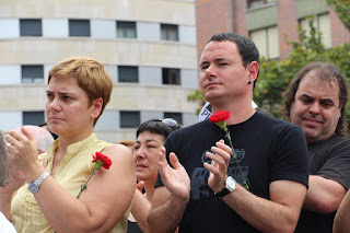 Miles de personas participan en el homenaje póstumo a Periko Solabarria