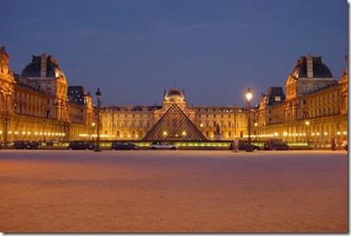 Louvre_at_night_centered2.JPG-37e