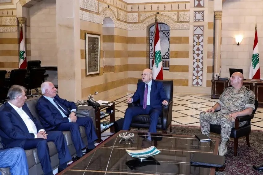 Foto fornecida pela agência fotográfica libanesa Dalati and Nohra mostra o primeiro-ministro interino do Líbano, Najib Mikati (C), reunido com uma delegação chefiada por Azzam al-Ahmad, do movimento palestino Fatah, no palácio do governo em Beirute | Dalati e Nohra/AFP/HO