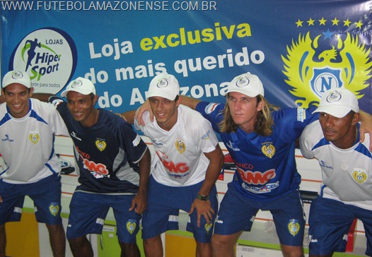 Em coquetel na loja HiperSport, jogadores do Nacional exibem o novo uniforme do clube, da SuperBolla.