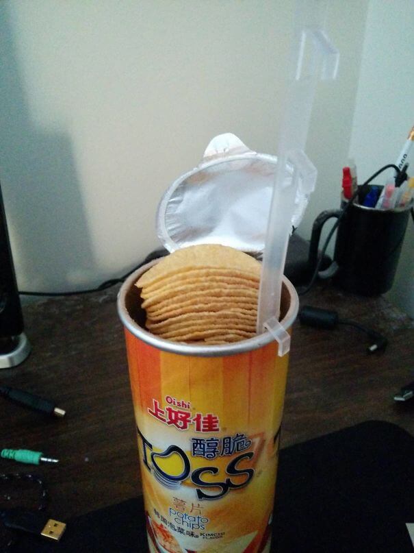 20 Innovative Food Inventions We Had Never Seen Before - Asian 'Pringles' With A Tab To Lift The Chips Up So That You Don't Have To Try To Put Your Hand In The Tube