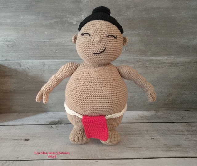 Con hilos, lanas y botones: luchador sumo amigirumi (patrón de Millionbells)