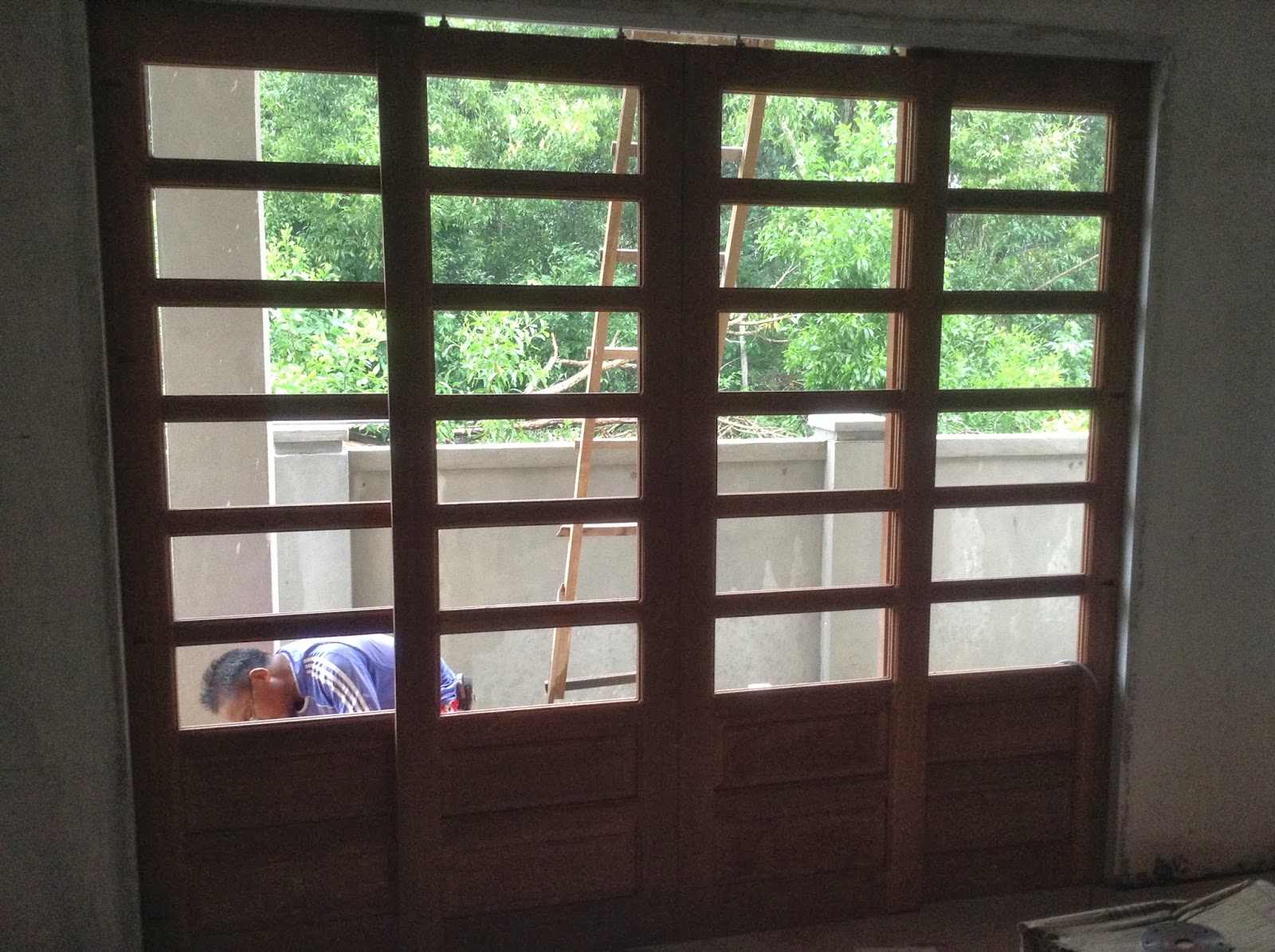 Kerja Kerja Memasang Tingkap dan Pintu Kayu  Membina 
