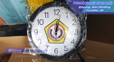 Pusat Grosir Souvenir Jam Dinding, Tumbler, Tas Spunbond Murah