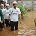 Berbaju 'I Love NKRI Bersyariah', Sekjen FUI Tinjau Lokasi Banjir di Jakarta