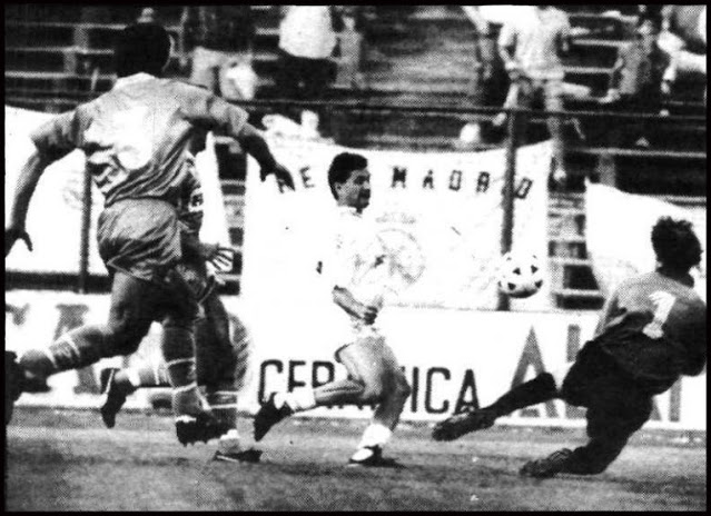 Gordillo pica el balón por encima de Ravnic para marcar el gol del Real Madrid. REAL MADRID 1 (Gordillo), REAL VALLADOLID 0. 30/06/1989. Copa del Rey, final. Madrid, estadio Vicente Calderón. Era la 2ª final que jugaba el Real Valladolid y la 31ª que jugaba el Real Madrid.