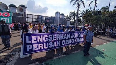 2 Kelompok Massa Pro dan Anti Pemakzulan Jokowi Bertemu di DPR