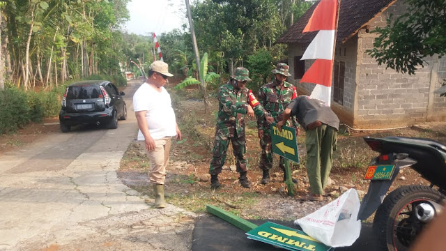 Kodim Karanganyar - Bersama Warga Anggota Koramil 14 Jatipuro Pasang Tanda Menuju Lokasi TMMD Reguler ke 109 Kodim 0727 Karanganyar