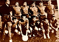 Selección de ESPAÑA - Temporada 1965-66 - Betancort, Rivilla, Olivella, Reija, Glaría, Zoco; Ufarte, Pereda, Marcelino, Luis Suárez y Carlos Lapetra - ESPAÑA 4 (Pereda 3 y Carlos Lapetra), IRLANDA 1 (McEvoy) - 27/10/1965) - Mundial de Inglaterra 1966, fase de clasificación, partido de vuelta - Sevilla, estadio Ramón Sanchez Pizjuán - Alineación: Betancort; Rivilla, Olivella, Reija; Glaría, Zoco; Ufarte, Pereda, Marcelino, Luis Suarez y Carlos Lapetra