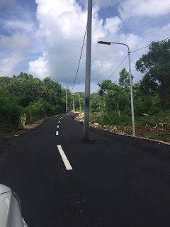 Viral Tiang Beton Listrik Di Tengah Jalan Raya Bali