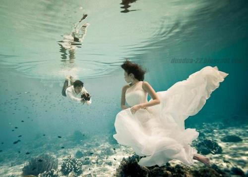 Foto Prewedding Unik Romantis Di Dalam Air