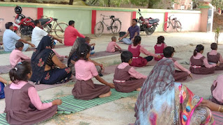 योगाभ्यास के साथ शुरू हुई विद्यालय की कक्षाएं  | #NayaSaberaNetwork