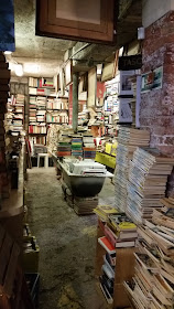 interior Acqua alta book shop