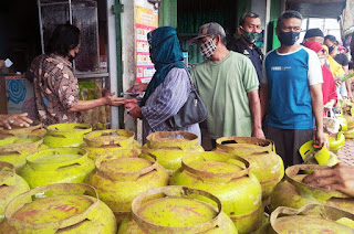 "Jelang Hari Raya Idul Fitri 1445H, Warga Bondowoso Kesulitan Membeli Gas Melon".