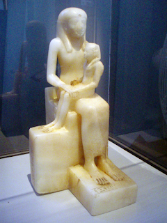 Imagen: Estatuilla de alabastro de Pepi II en brazos de su madre.