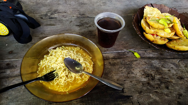 Indomie rebus di warung