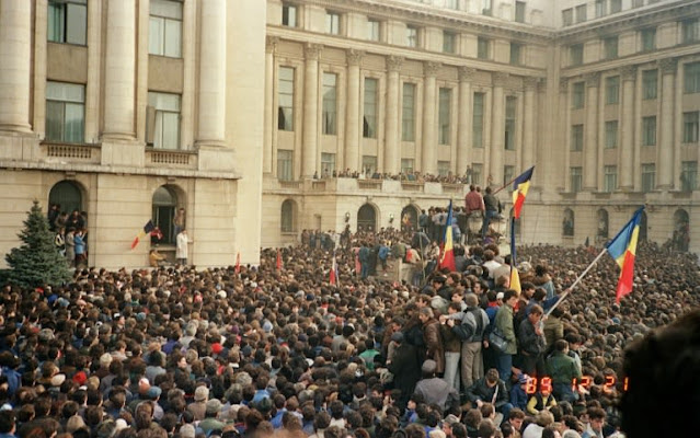 A transição violenta da ditadura para a democracia na Romênia.