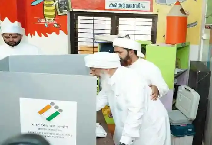 Kantapuram AP Abubakar Musliar cast his vote, Kozhikode, News, Kantapuram AP Abubakar Musliar, Vote, Lok Sabha Election, Muslim, Devotees, School, Kerala News