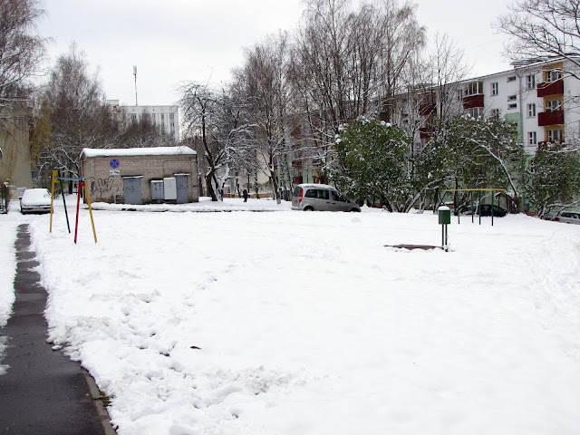 Двор застлан снегом в конце октября