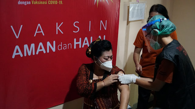 Vaksinasi Covid-19 di Karangasem, Bupati Mas Sumatri Terima Suntikan Pertama