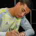 Júnior Carlos Santos renova contrato