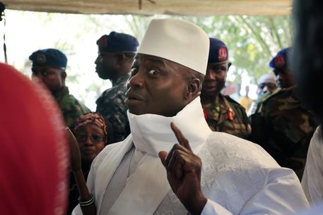 Gambia, l'ex presidente Jammeh fuggito all'estero con la cassa dello Stato