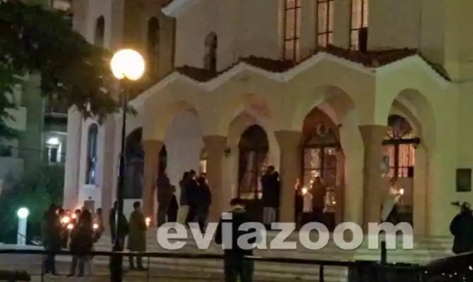 Χαλκίδα: Πιστοί αψήφησαν τα μέτρα και μαζεύτηκαν έξω από εκκλησία