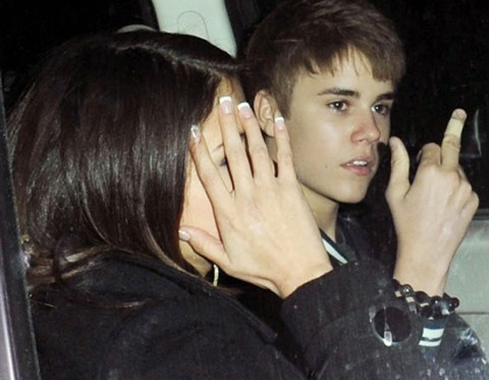 justin bieber beats his girlfriend. Justin Bieber flipped off the