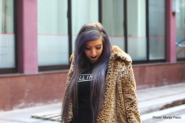 how to wear a graphic tee goth girl scene grunge glam animal print gray lilac hair choker septum ring