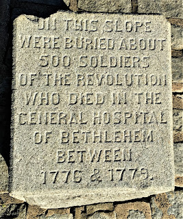 On this slope were buried about 500 soldiers of the Revolution who died in the General Hospital of Bethlehem between 1776 and 1779.