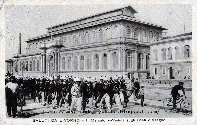 Cartolina d'epoca con passaggio di truppe, scali degli Olandesi, Livorno