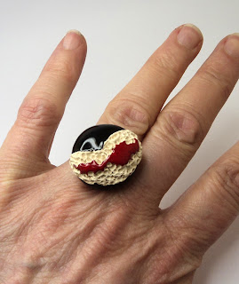 bague en céramique originale créatrice Pili-Pok à Lyon bague ronde rouge et noir