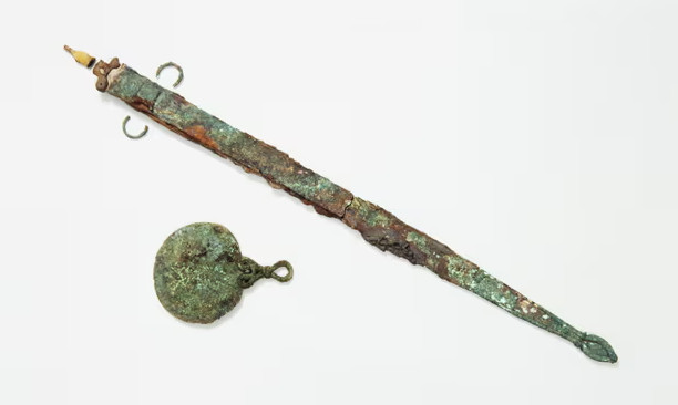 Τα λείψανα ανακαλύφθηκαν μαζί με ένα σπαθί και έναν καθρέφτη 2000 ετών.  [Credit: Historical England]