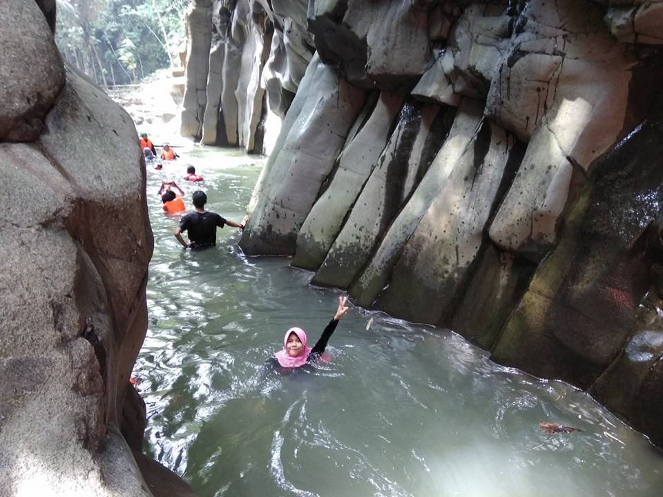 Rute Wisata Curug Cikuluwung di Bogor Yang Sedang Ngehits