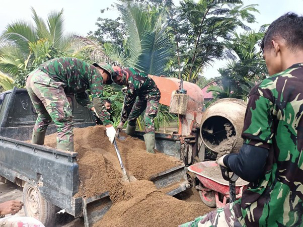 Anggota Satgas TMMD Ke-111 Kodim 1207/Pontianak Gunakan Mobil Pickup Untuk Mengangkut Material