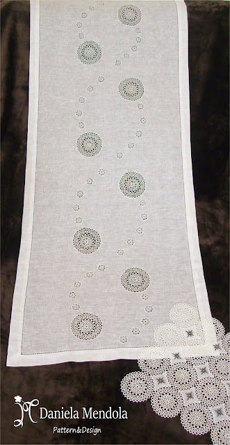 Curtain with tatting inserts and tatting doily - Tendina con inserti a chiacchierino e centrino a chiacchierino