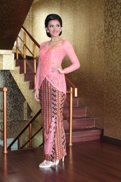 21 model kebaya modern untuk wisuda warna peach  bagus 