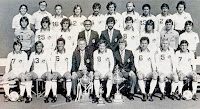 NEW YORK COSMOS - Nueva York, Estados Unidos - Temporada 1980 - Bob Russo (manager asistente) Charlie Kessel (manager), Vidal Fernández, Hulcer, Seninho, Bandov, Bruce Wilson, Morais, Eskandarias, Arnod, Trachtenberg (ayudante); Brcic, Durgan, Bernardi, Miguel de Lima (entrenador porteros), Erol Yashin (ayudante entren. porteros), Bogicevic, Liveric, Birkenmeier, Josel Rosenstein(entrenador); Rick Davis, Neeskens, Carlos Alberto, Julio Mazzei (director técnico), Chinaglia, Terry Garbett (ayudante), Beckenbauer, Rijsbergen, y Julio César Romero - Plantilla del NEW YORK COSMOS, campeón de la Liga Norteamericana en 1980