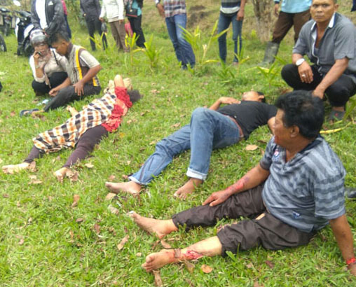 Korban lakalantas berbaring di pinggir jalan. Akibat insiden ini 1 orang tewas dan 5 orang luka-luka.