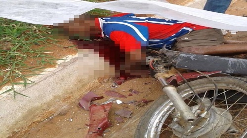 MANOEL VITORINO: Homem morre após colidir moto em carreta.