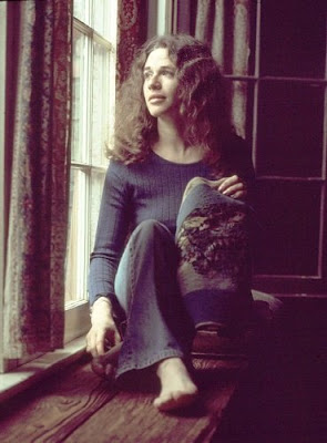 foto de Carole King sentada no parapeito de uma janela para o disco Tapestry de 1971