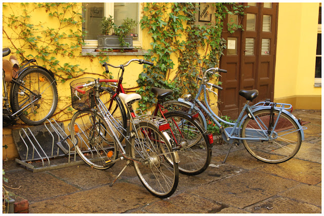 Imagen de tres bicicletas aparcadas en la calle de la ciudad de Wroclaw (Polonia).