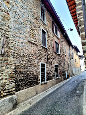 Locate di Ponte San Pietro trilocale in vendita nel centro storico medievale