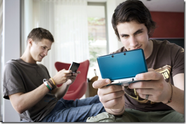 guys-playing-Nintendo-3DS