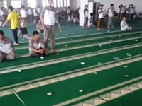 Heboh!! Di Masjid ini Uang Ratusan Ribu Berserakan di Lantai Merupakan Hal yang Biasa. Ternyata ini Alasannya… 