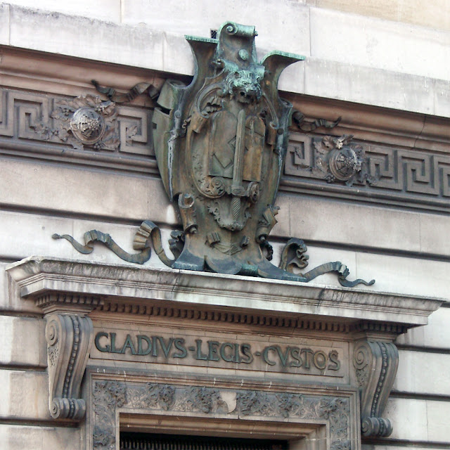 Gladius legis custos, The sword is the guardian of the law, Quai des Orfèvres, Île de la Cité, Paris