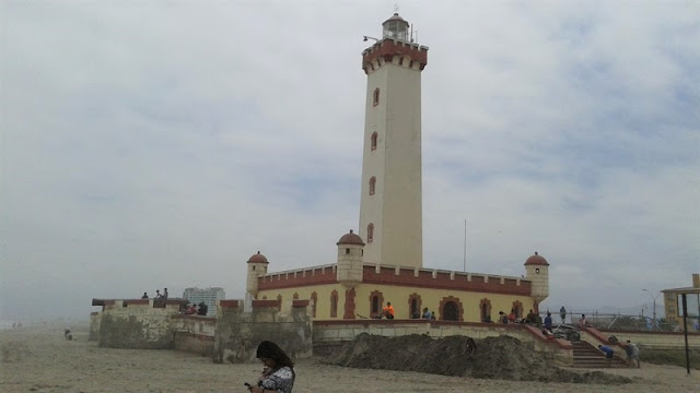 El Faro Monumental de 1950 solitario en la playa