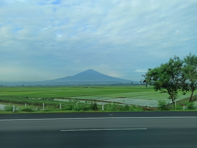 gunung ciremai difoto dari jalan tol